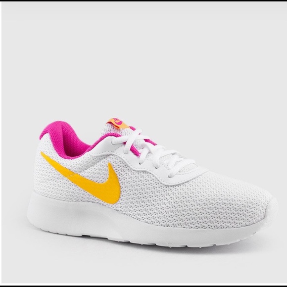 Nike Shoes - Nike tanjun